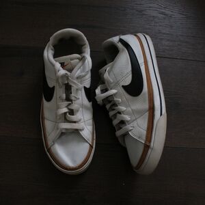 Nike Men’s Low-Top Sneakers in White with Black Swoosh and Brown Trim